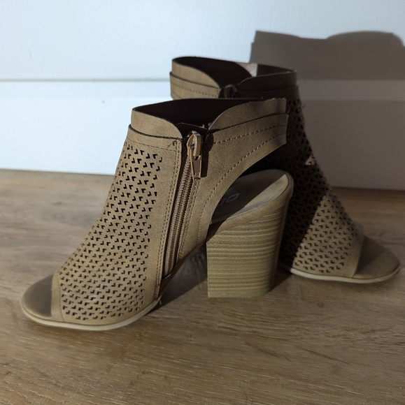 Soda Tan Chunky Open Toe Heel - Picture 2 of 8